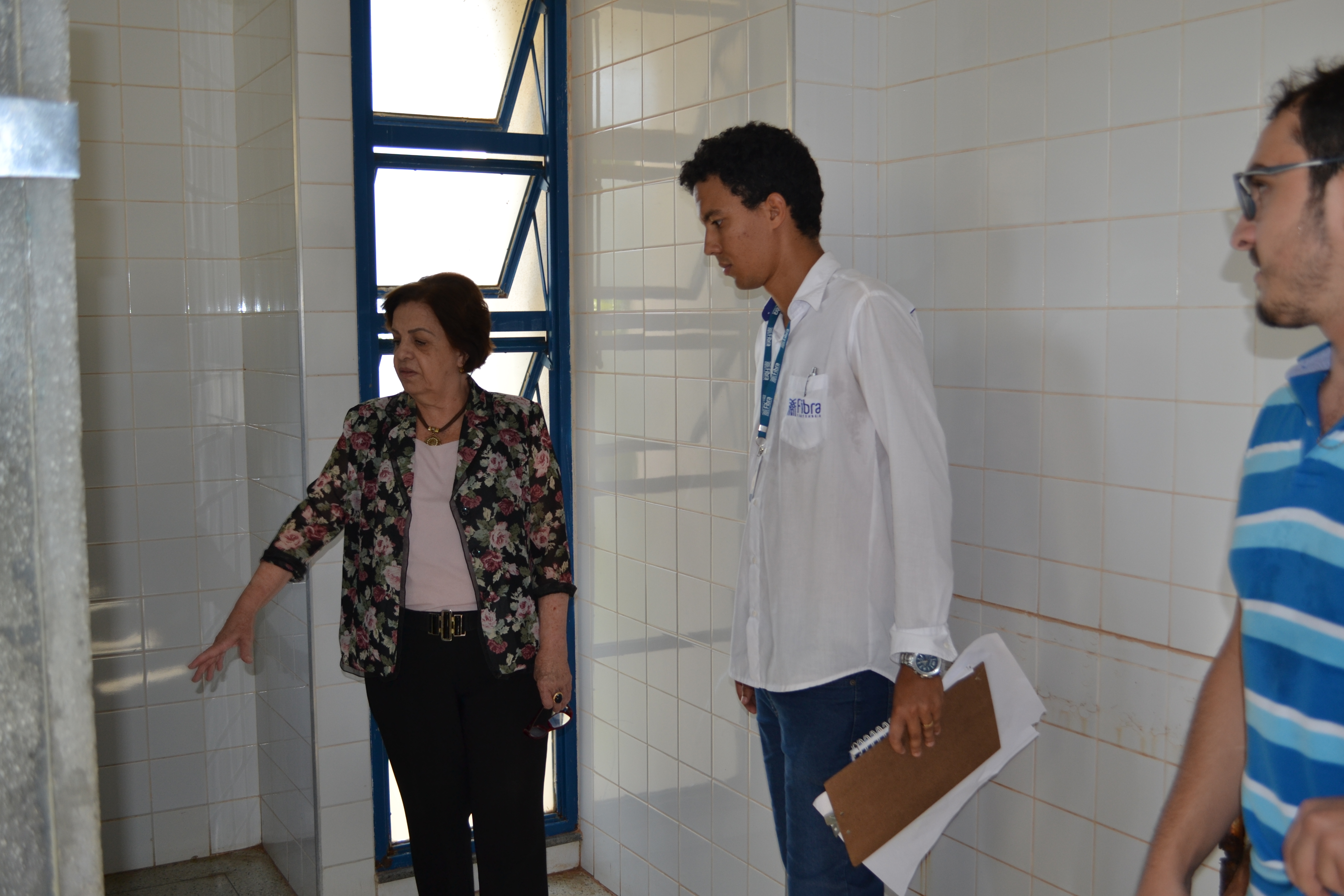 Visita vice-reitora Isabel Auler aos banheiros do Câmpus de Palmas que serão reformados (Foto: Zeus Bandeira)