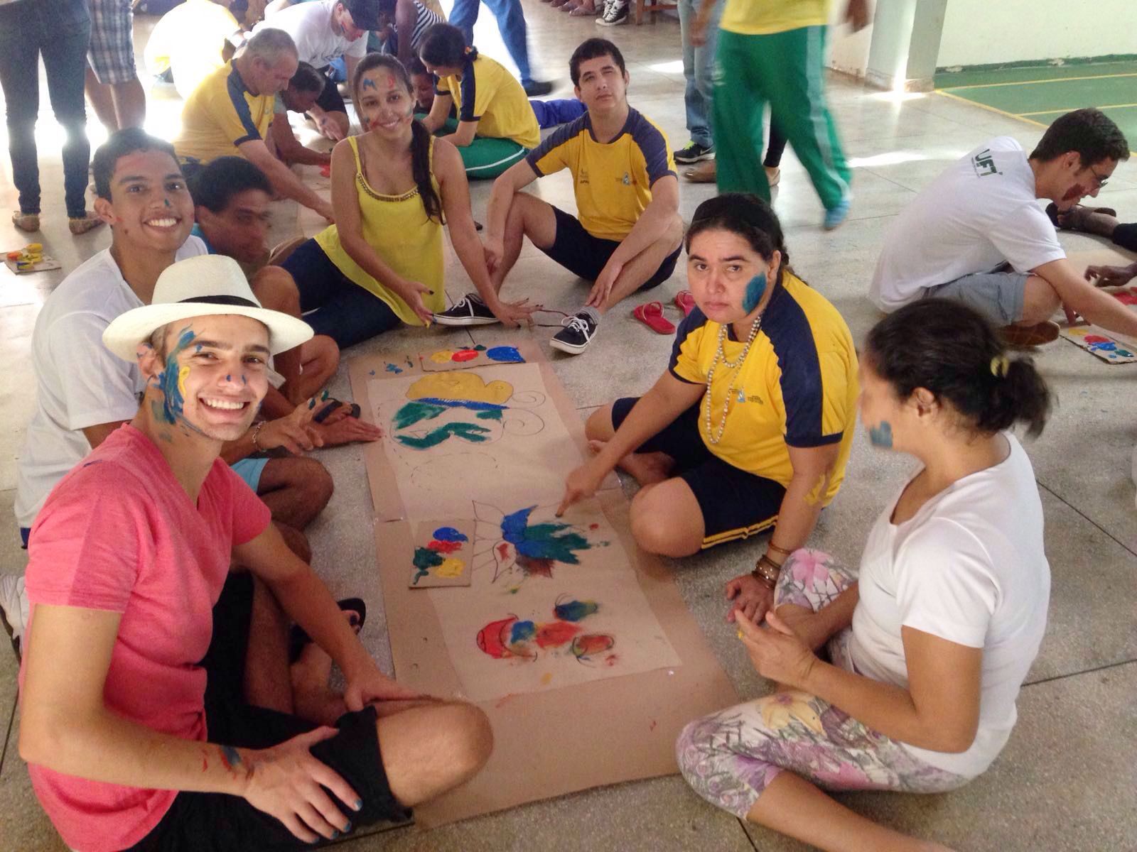 Acadêmicos e alunos da Apae realizam pintura em cartazes (Foto: Divulgação/ Arquivo pessoal)