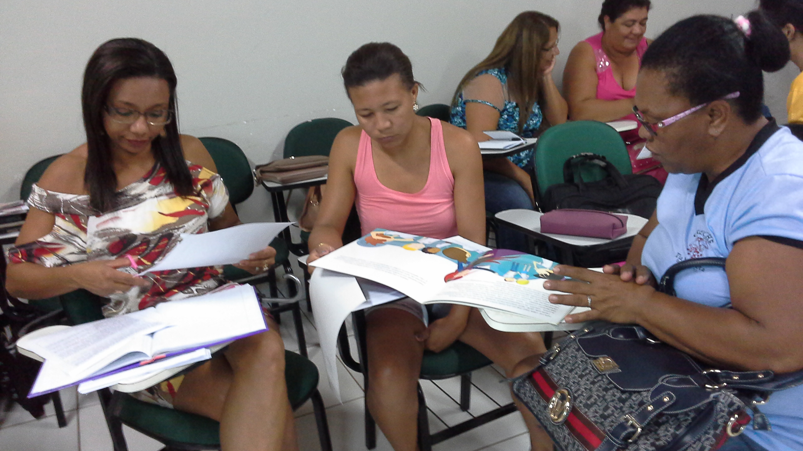 Professores da rede pública apresentaram seus projetos de intervenção durante o encontro (Foto: Divulgação)